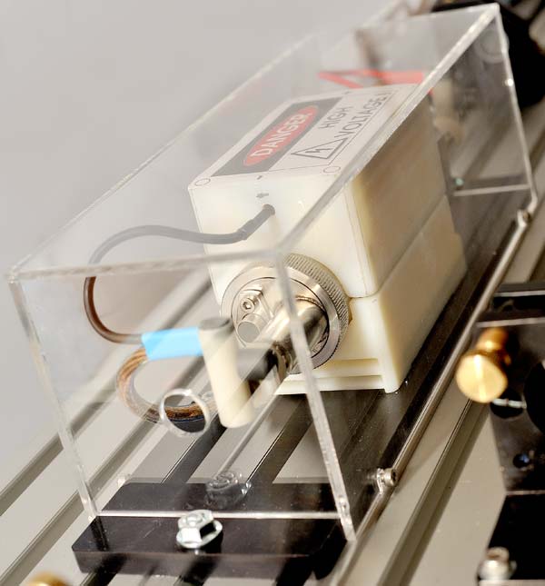 Квантрон с системой внешнего поджига находится на диэлектрическом основании, закрытом прозрачной крышкой.